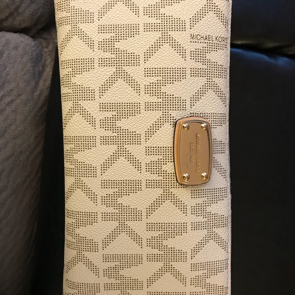 Michael Kors Purse and Wallet (Real) - Picture 3 of 8